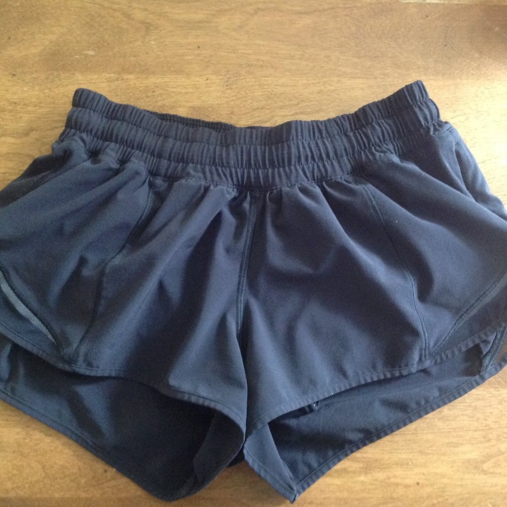 Lululemon 2.5 Hotty Hot Shorts Size 4